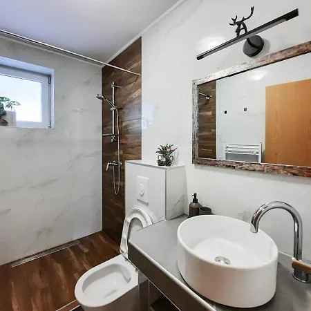 Deerwood Cozy Retreat 2br With Stunning Castle Views *