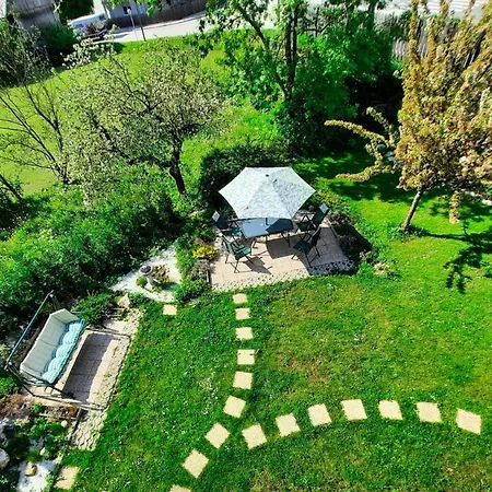 Deerwood Cozy Retreat 2br With Stunning Castle Views דירה