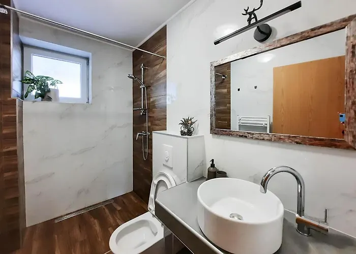 Deerwood Cozy Retreat 2br With Stunning Castle Views *